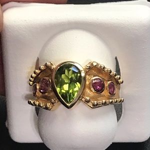 🎉HP🎉NWOT Unique Peridot Ring🎉